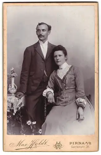 Fotografie Max Holdt, Pirna a. E., Gartenstr. 31, Portrait eines elegant gekleideten Paares