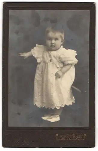 Fotografie Rudolf Kühn, Erfurt, Anger 58, Portrait süsses kleines Mädchen mit Halbschuhen im weissen bestickten Kleid