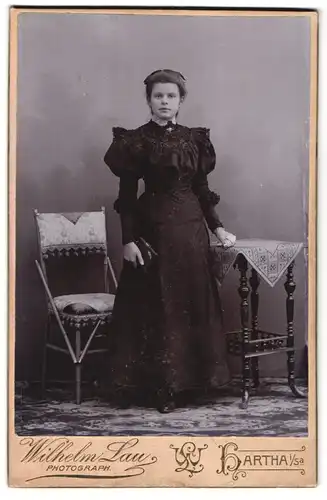 Fotografie Wilhelm Lau, Hartha i. Sa., Portrait schönes Fräulein im schwarzen gerüschten Kleid