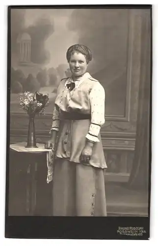 Fotografie Bruno Rudolpf, Rosswein i. Sa., Brückenplatz 410, Portrait charmant lächelndes Fräulein mit Halskette