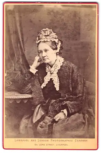 Fotografie Liverpool & London Company, Liverpool, 12a Lord Street, Portrait betagte Dame mit Rüschenkopfschmuck