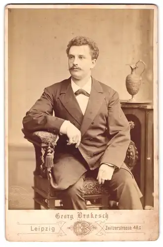 Fotografie Georg Brakesch, Leipzig, Zeitzerstr. 48, Portrait charmanter Herr mit lockigem Haar und Schnurrbart