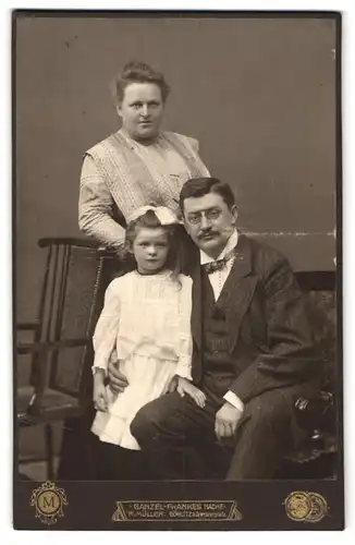 Fotografie Ganzel-Frankes Nachf., Görlitz, Am Dresdnerplatz, Portrait einer Familie mit Tochter in eleganter Kleidung