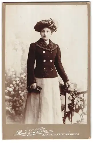 Fotografie Rudolf Kühn, Erfurt, Langebrücke 52, Portrait bildschöne junge Frau mit Hut in eleganter Jacke