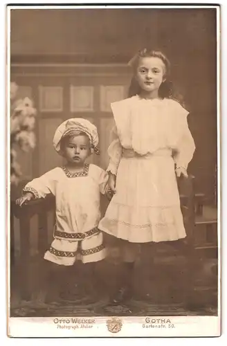 Fotografie Otto Welker, Gotha, Gartenstr. 50, Portrait hübsches Mädchen im weissen Kleid & niedlicher Bube im Anzug