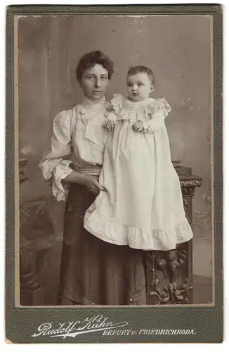 Fotografie Rudolf Kühn, Erfurt, Portrait stolze Mutter mit niedlicher Tochter in hübschen Kleidern