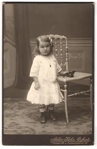 Fotografie Atelier Kühn, Erfurt, Anger 58, Portrait niedliches kleines Mädchen mit Haarschleife und Schnürstiefel