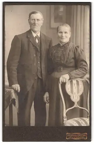 Fotografie Heinrich Freytag, Zeulenroda, Schopperstr., Portrait eines elegant gekleideten Paares