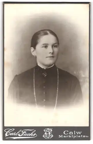 Fotografie Carl Fuchs, Calw, Marktplatz 42, Portrait bildschönes Fräulein mit Brosche und Halskette