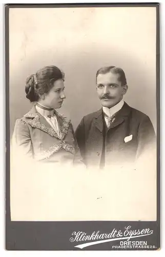 Fotografie Klinkhardt & Eyssen, Dresden, Pragerstr. 26, Portrait eines elegant gekleideten Paares