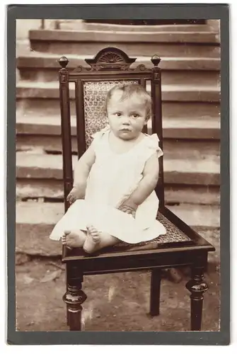 Fotografie Atelier Claus, Weissig-Weisser Hirsch, Portrait süsses blondes Mädchen auf einem Stuhl sitzend