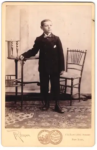 Fotografie A. Robinson, New York, NY, 174 East 126th Street, Portrait niedlicher Bube im eleganten Jackett