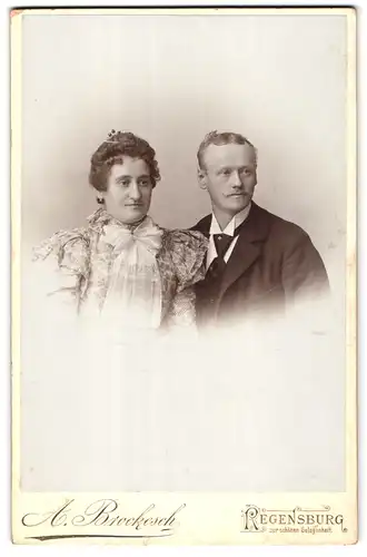 Fotografie A. Brockesch, Regensburg, Portrait eines elegant gekleideten Paares