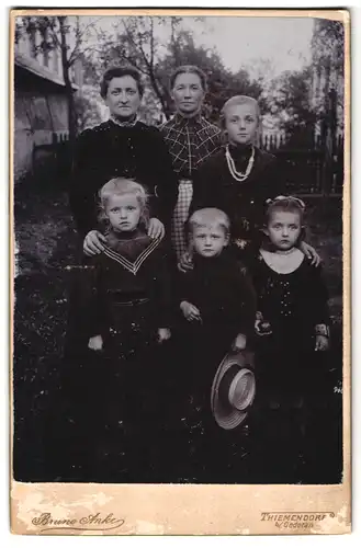 Fotografie Bruno Anke, Thiemendorf, Portrait zwei elegant gekleidete Damen mit Kindern im Hof