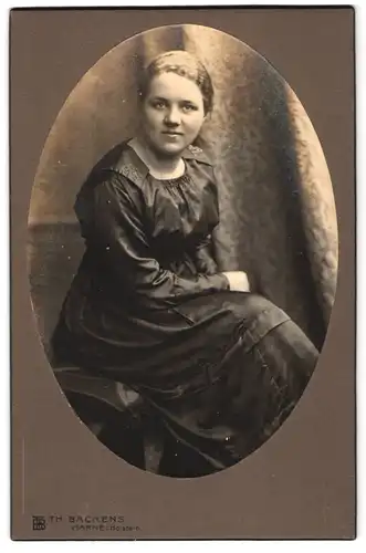 Fotografie Th. H. Backens, Marne i. H., Portrait bildschönes Fräulein im gerüschten Kleid