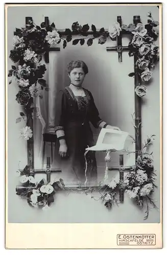 Fotografie E. Ostenkötter, Hirschfelde, Bahnhofstr., Portrait schöne junge Frau mit Buch im eleganten Kleid