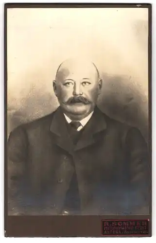 Fotografie R. Sommer, Hamburg-Altona, Holstenstr. 193, Portrait stattlicher Herr mit Schnurrbart im Jackett