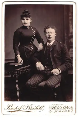 Fotografie Rudolf Przibill, Hamburg-Altona, Reichenstr. 18, Portrait eines elegant gekleideten Paares