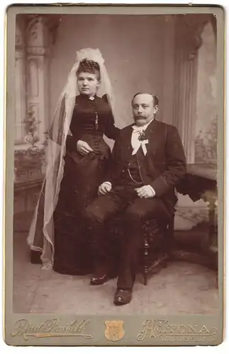 Fotografie Rud. przibill, Hamburg-Altona, Reichenstr. 18, Portrait eines elegant gekleideten Paares