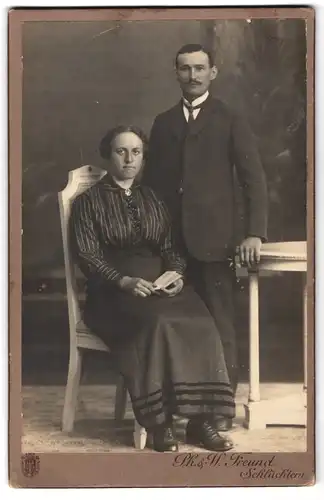 Fotografie Ph. & W. Freund, Schlüchtern, Portrait eines elegant gekleideten Paares