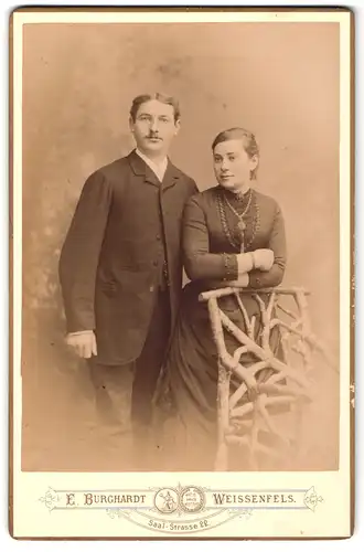 Fotografie E. Burghardt, Weissenfels, Saalstr. 22, Portrait eines elegant gekleideten Paares