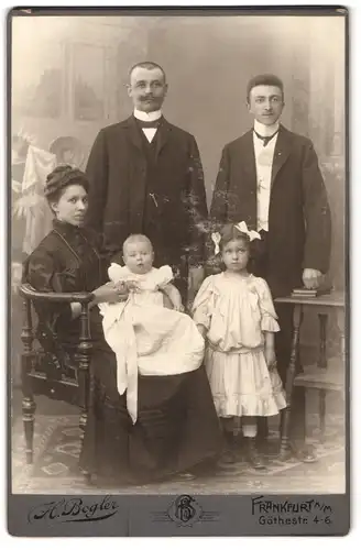 Fotografie H. Bogler, Frankfurt / Main, Göthestr. 4-6, Portrait einer elegant gekleideten Familie mit Kindern
