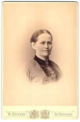 Fotografie W. Höffert, Dresden, Seestr. 10, Portrait hübsche Dame mit Ohrschmuck und Brosche am Blusenkragen