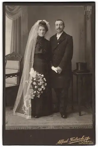 Fotografie Alfred Fritzsching, Löbau, Gartenstr., Hochzeitsfoto, Dame mit Schleier und Strauss, Herr im Mantel