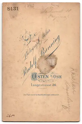 Fotografie Rudolf Brenning, Osten a. Oste, Langestr. 86, Mann mit grossem Schnauzbart mit Frau und Kind