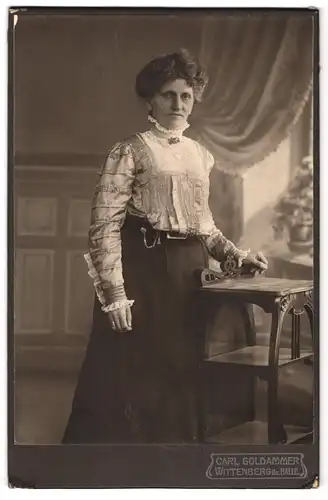 Fotografie Carl Goldammer, Wittenberg /Bz. Halle, Ältere Dame trägt aufwändig genähte Bluse mit Stehkragen