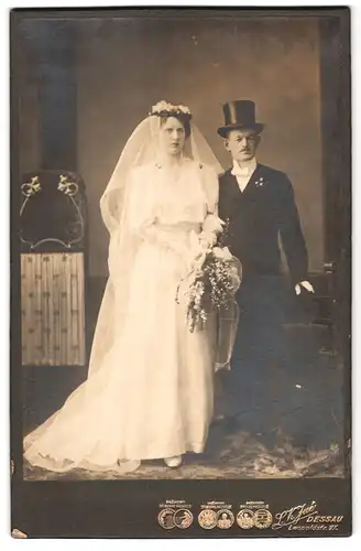 Fotografie L. K. Jué, Dessau, Leopoldstr. 27, Hochzeitsfoto Dame in weissem Kleid mit Schleier und Herr mit Zylinder