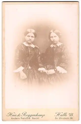 Fotografie Hein & Roggenkamp, Halle a. S., Gr. Ulrichstr. 36, Zwei Damen in dunklen Kleidern mit Zierkragen halten Hand