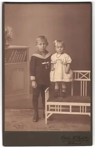 Fotografie Atelier R. Przibill, Hamburg / Altona, Kleiner Junge in Matrosenuniform mit seiner kleinen Schwester im Kleid