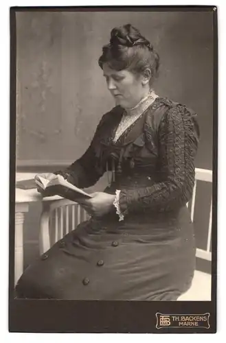Fotografie Th. Backens, Marne, Sitzende Dame liest ein Buch