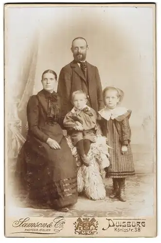 Fotografie Samson & Co, Duisburg, Königstr. 38, Stehender Herr mit Vollbart hinter seiner Frau und Kindern