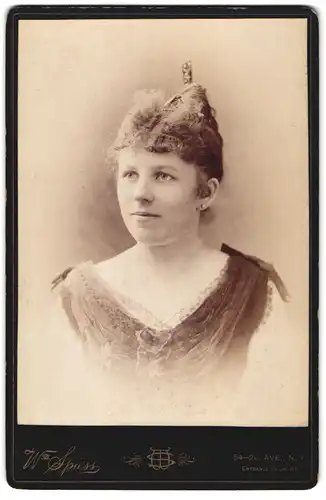 Fotografie W. M. Spiess, New York, 54-2nd Ave, Dame mit lockigen hochgesteckten Haaren trägt verziertes Kleid