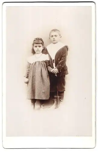 Fotografie fotograf unbekannt, Ort unbekannt, Kleiner Brusche hält die Hand seiner Schwester im karierten Kleid