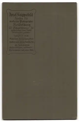 Fotografie Josef Knippschild, Heidelberg, Hauptstr. 25, Dame in schwarzem Kleid sitzt mit Buch in der Hand auf Stuhl