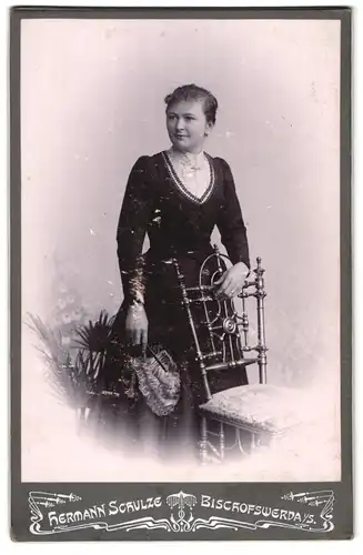 Fotografie Hermann Schulze, Bischofswerda i. S., Dame in dunklem Kleid mit weisser bestickter Kragenpartie