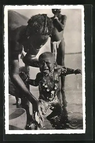 AK Niger /Afrika, Toilette de bébé au fleuve