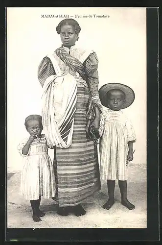 AK Madagascar, Femme de Tamatave, Afrikanerin mit Kindern