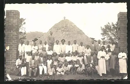 AK Afrikansiche Dorfgemeinschaft vor der Kirche