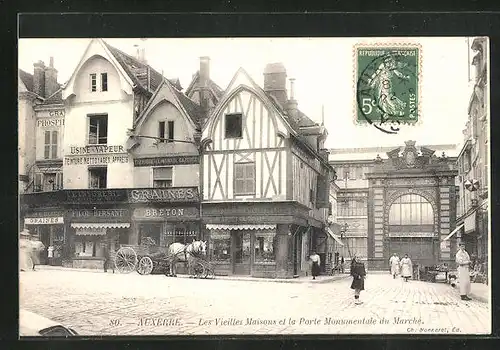 AK Auxerre, Les Vieilles Maisons et la Porte Monumentale du Marché