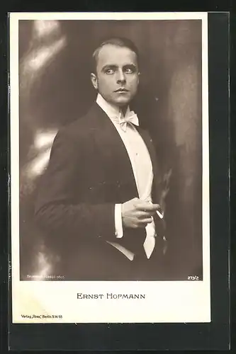 AK Schauspieler Ernst Hofmann mit Zigarette im eleganten Anzug