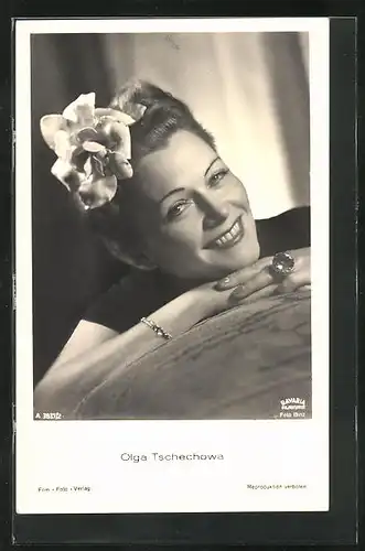 AK Schauspielerin Olga Tschechowa mit grosser Blume im Haar