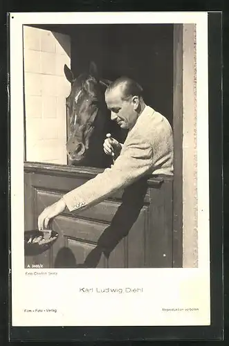 AK Schauspieler Karl Ludwig Diehl füttert ein Pferd mit Karotten