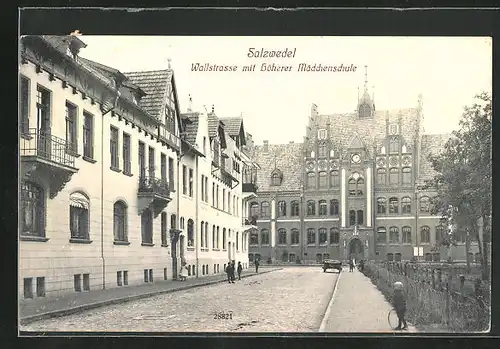 AK Salzwedel, Wallstrasse mit Höherer Mädchenschule