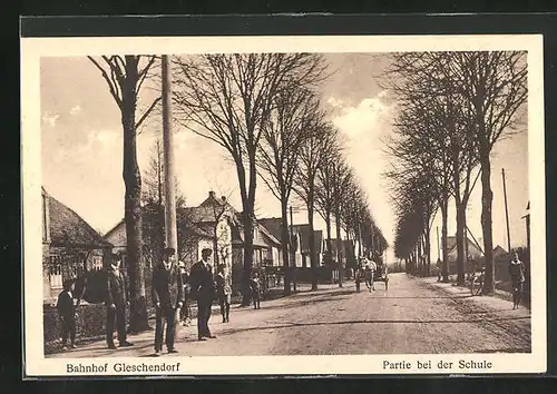 AK Gleschendorf, Partie bei der Schule mit Schülern