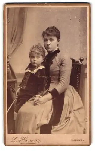 Fotografie L. Hansen, Kappeln, Portrait modisch gekleidete Dame mit einem Jungen an der Hand