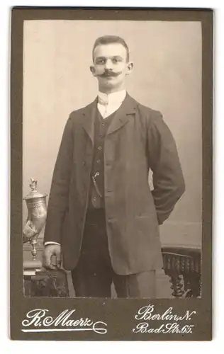 Fotografie R. Maerz, Berlin-N, Bad-Strasse 65, Portrait modisch gekleideter Herr mit Moustache